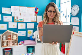 Docente trabajando con recursos digitales en el aula