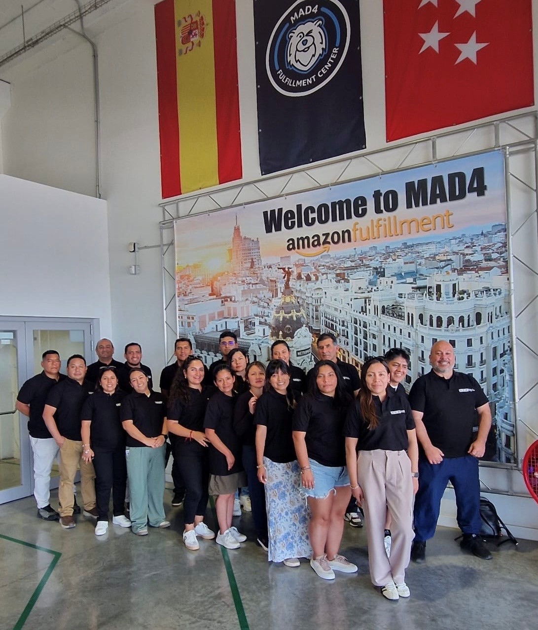 Alumnos de EUschool en visita al centro logístico Amazon MAD4