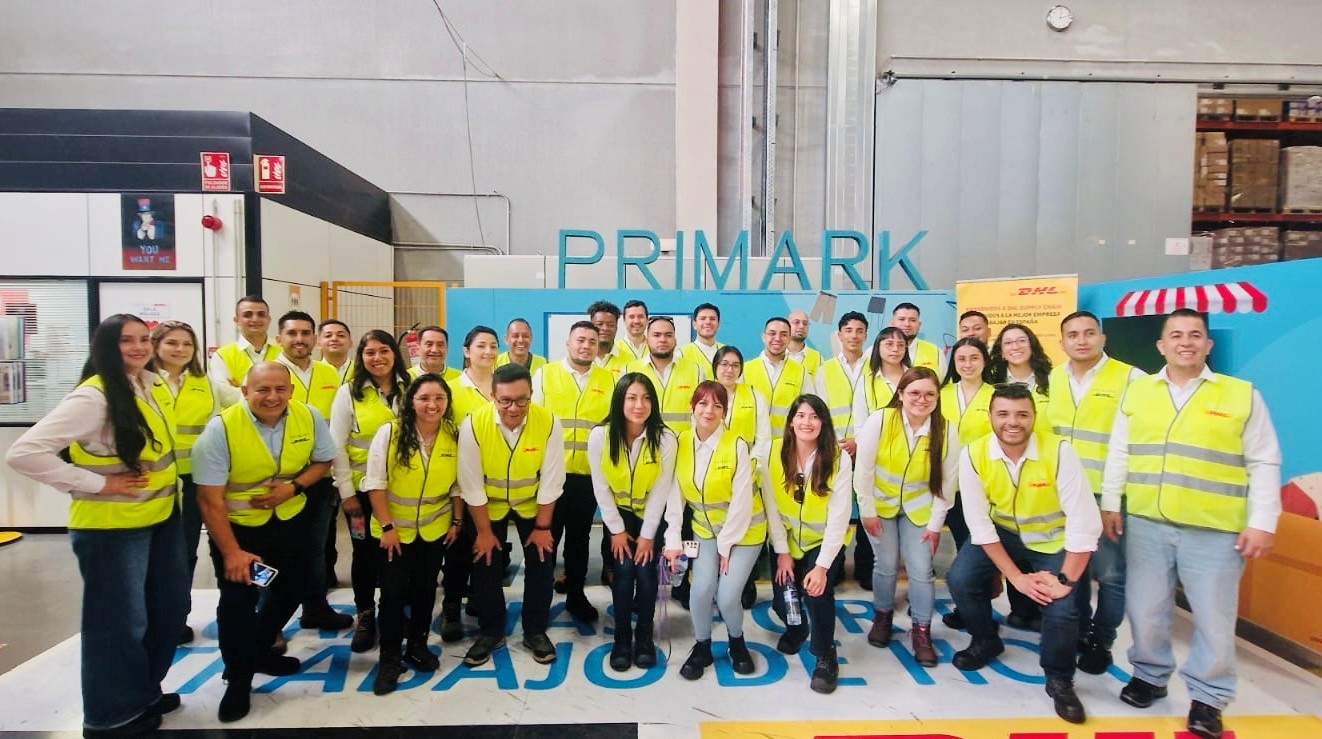 Alumnos de EUschool en visita a la plataforma logística DHL