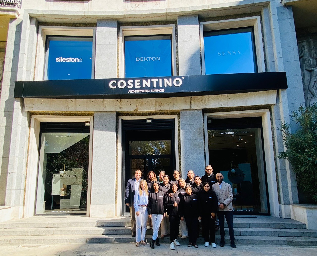 Alumnos de EUschool en visita a Cosentino City Madrid