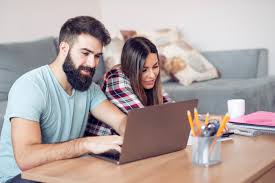 Dos personas trabajando en un proyecto digital desde casa